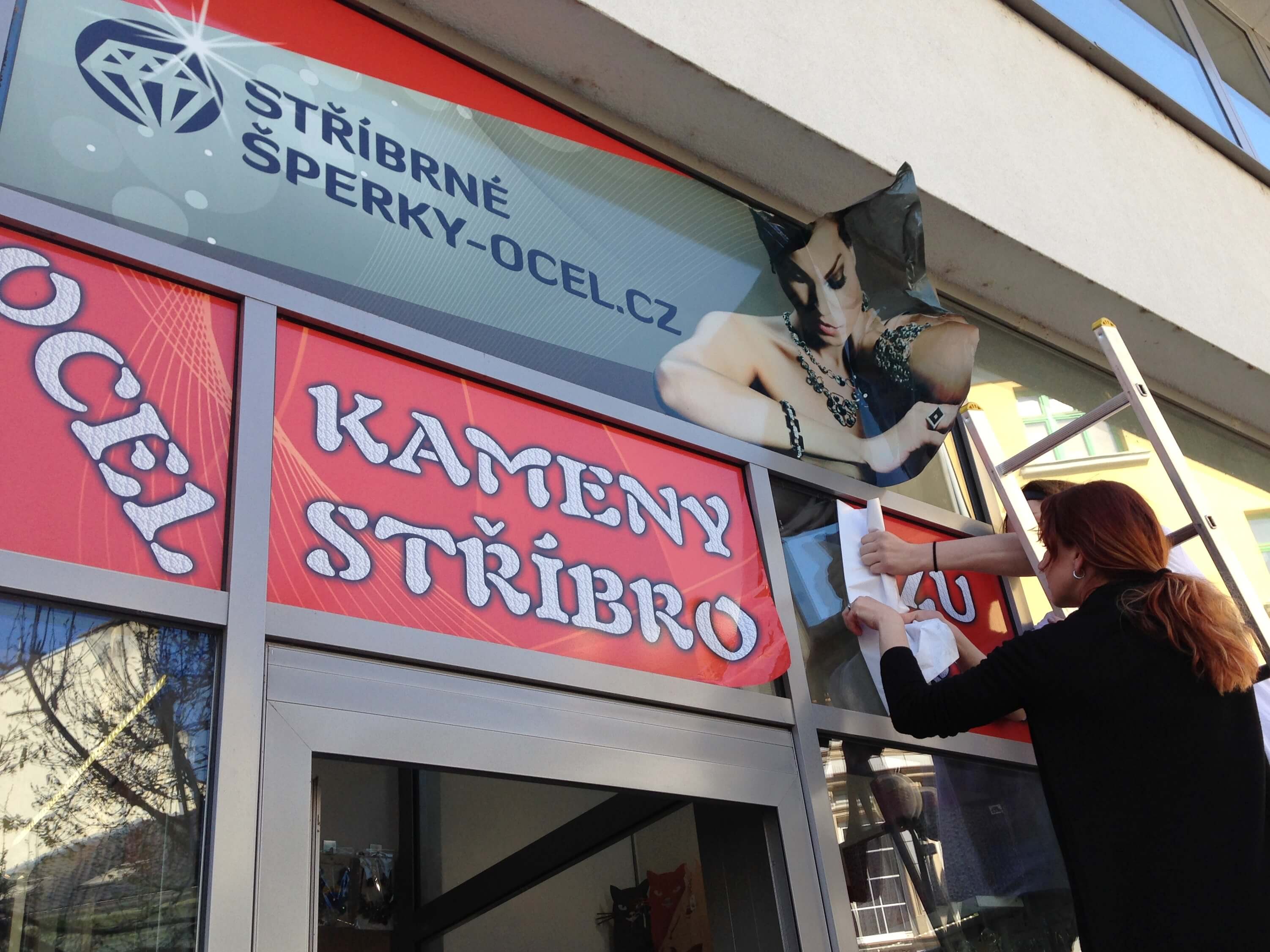 Sundávání polepů